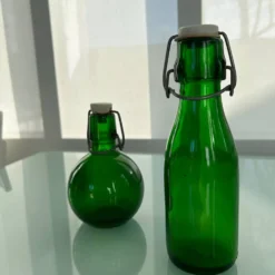 Duo de bouteilles vertes