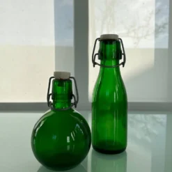 Duo de bouteilles vertes