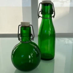 Duo de bouteilles vertes