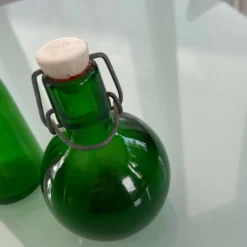 Duo de bouteilles vertes