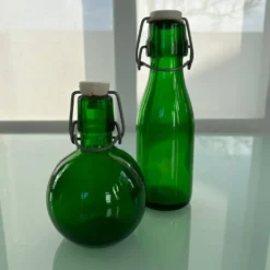Duo de bouteilles vertes