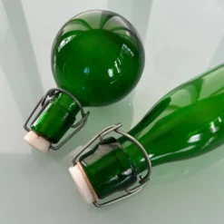Duo de bouteilles vertes
