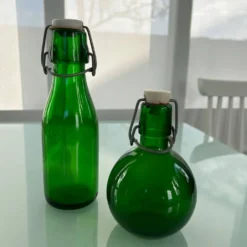Duo de bouteilles vertes