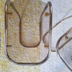 Duo de bouts de canapé rétro en métal doré, années 70