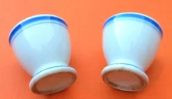 Duo de coquetiers XIXème Porcelaine de Paris Décor liseré bleu Pied court