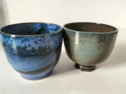 Duo de gobelets en grès émaillé bleu et vert