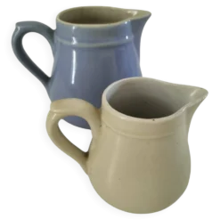 Duo de pots à lait en céramique pastel – Bleu lavande & crème vintage