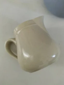 Duo de pots à lait en céramique pastel – Bleu lavande & crème vintage