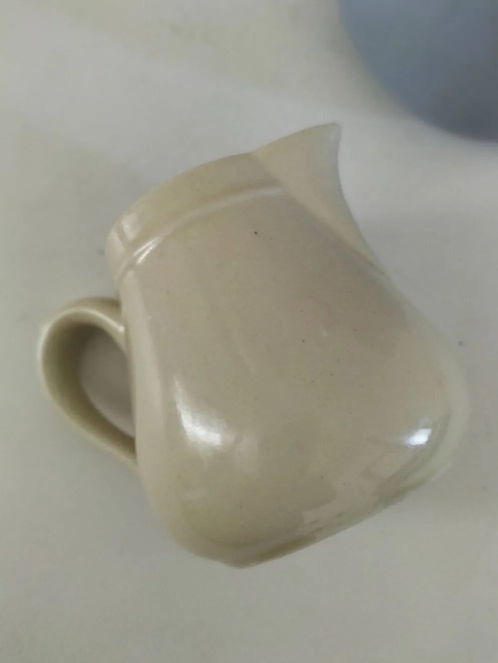 Duo de pots à lait en céramique pastel – Bleu lavande & crème vintage