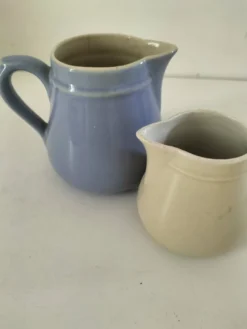 Duo de pots à lait en céramique pastel – Bleu lavande & crème vintage