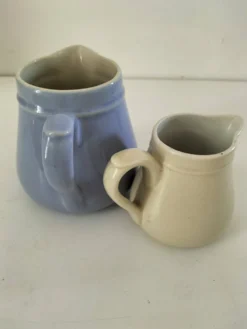 Duo de pots à lait en céramique pastel – Bleu lavande & crème vintage