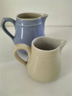 Duo de pots à lait en céramique pastel – Bleu lavande & crème vintage