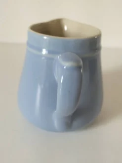 Duo de pots à lait en céramique pastel – Bleu lavande & crème vintage