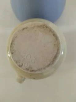 Duo de pots à lait en céramique pastel – Bleu lavande & crème vintage