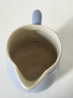 Duo de pots à lait en céramique pastel – Bleu lavande & crème vintage