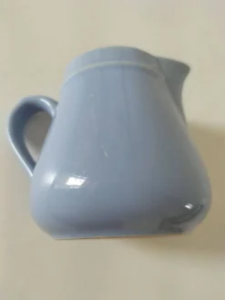 Duo de pots à lait en céramique pastel – Bleu lavande & crème vintage