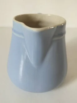 Duo de pots à lait en céramique pastel – Bleu lavande & crème vintage
