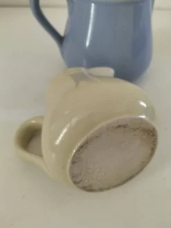Duo de pots à lait en céramique pastel – Bleu lavande & crème vintage