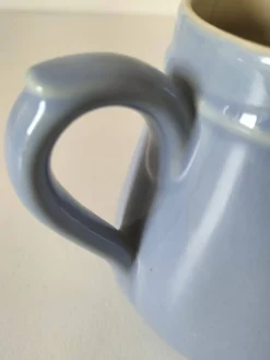 Duo de pots à lait en céramique pastel – Bleu lavande & crème vintage