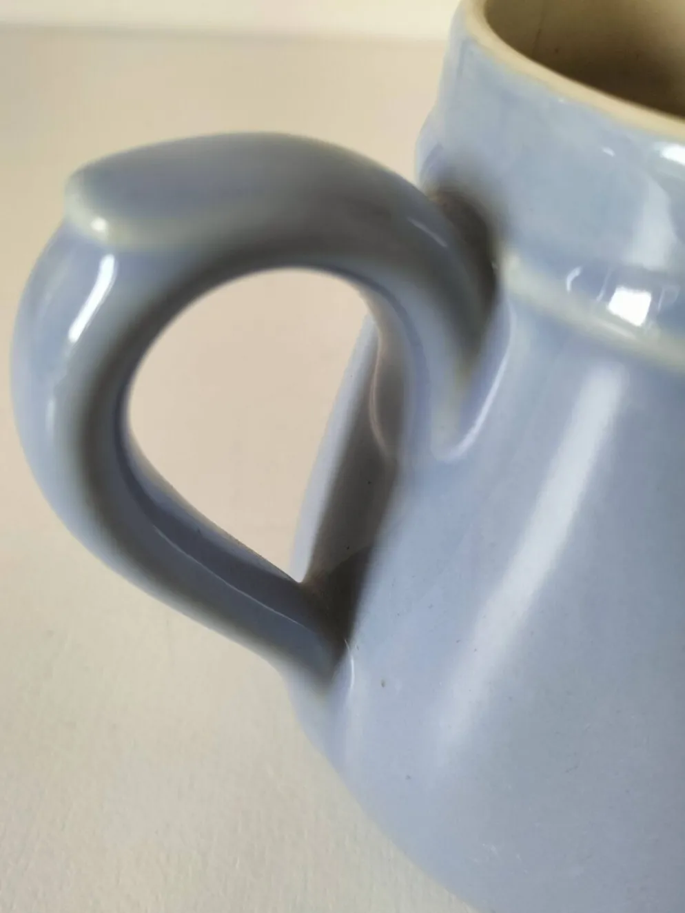 Duo de pots à lait en céramique pastel – Bleu lavande & crème vintage