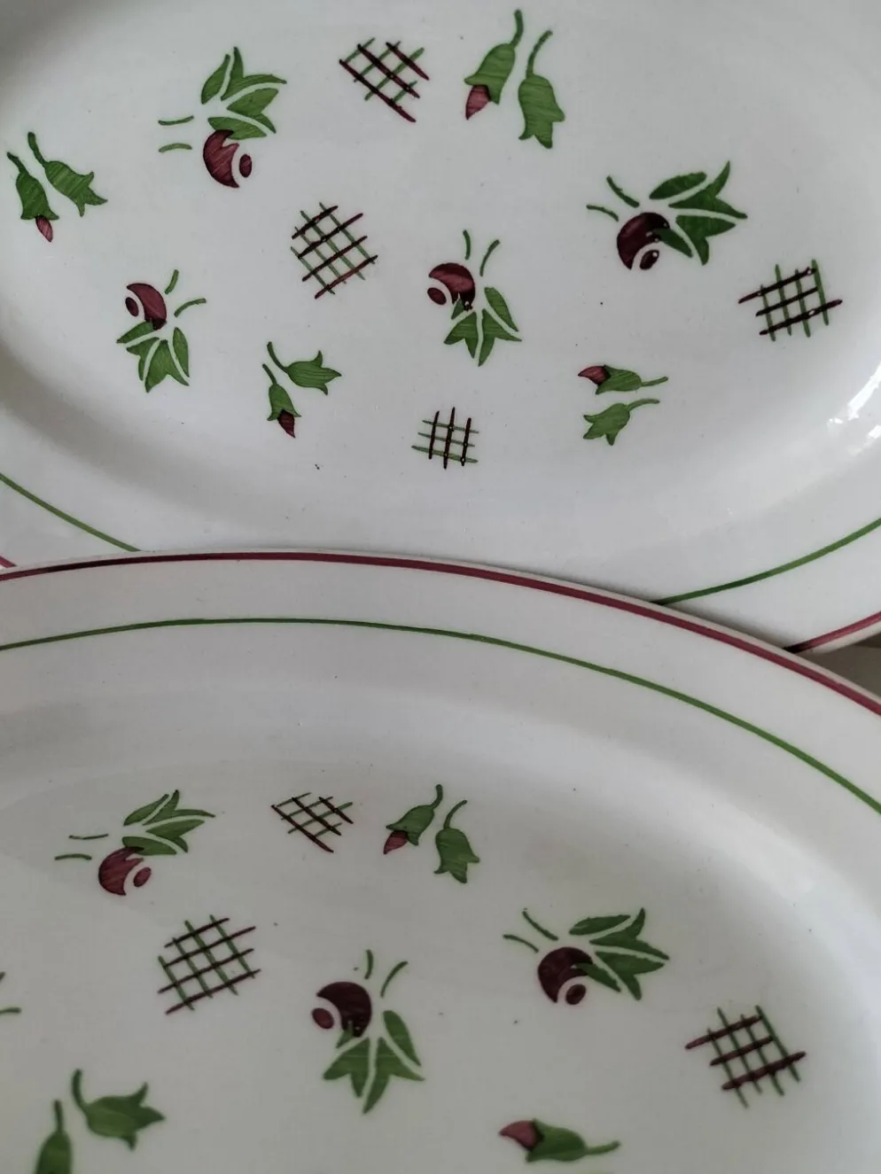 Duo de raviers en terre de fer – fleurs stylisées années 50
