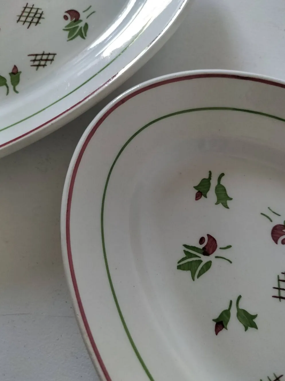 Duo de raviers en terre de fer – fleurs stylisées années 50