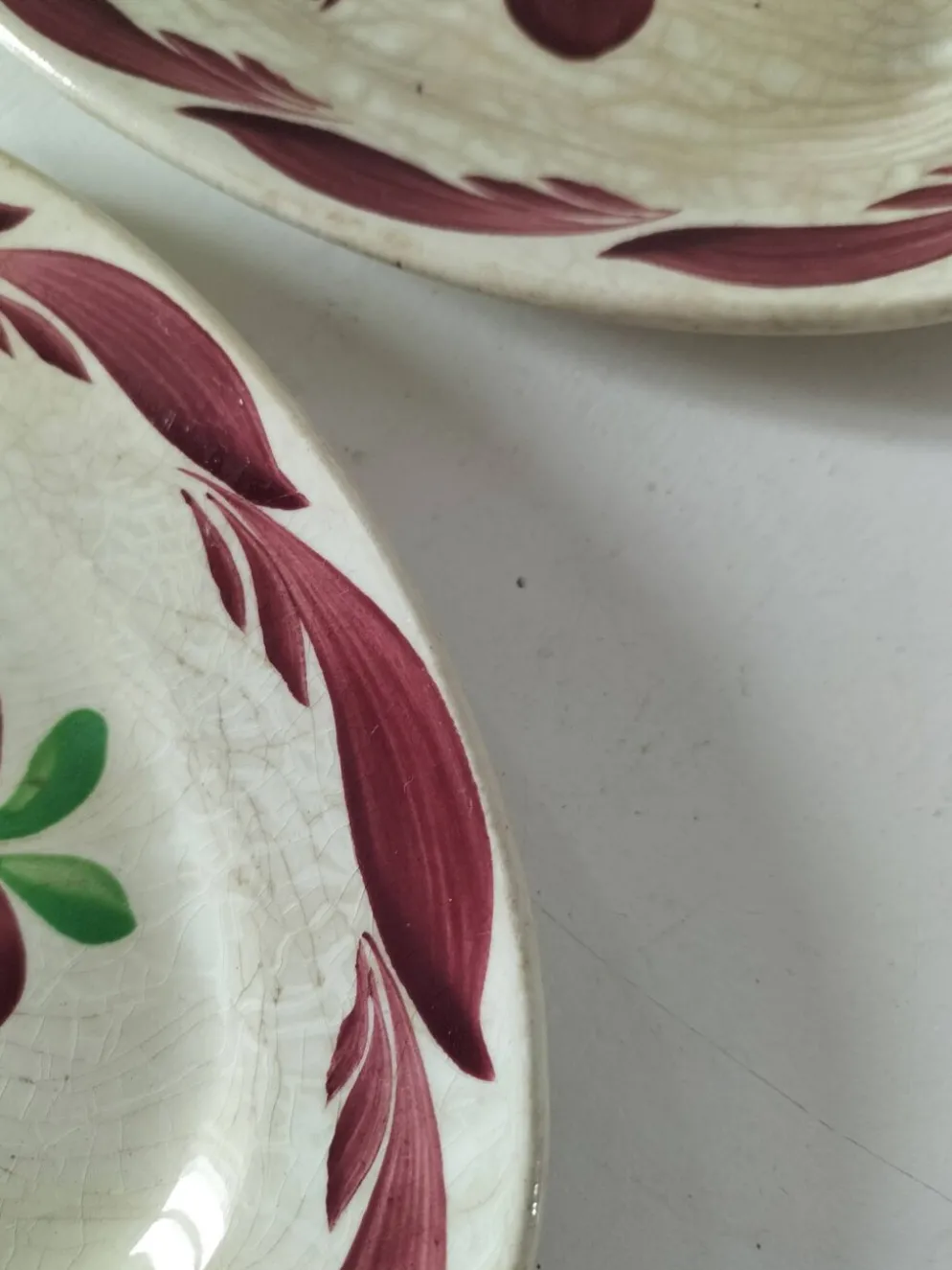 Duo de raviers Gien modèle Barbizon, décor floral peint main, années 30-40