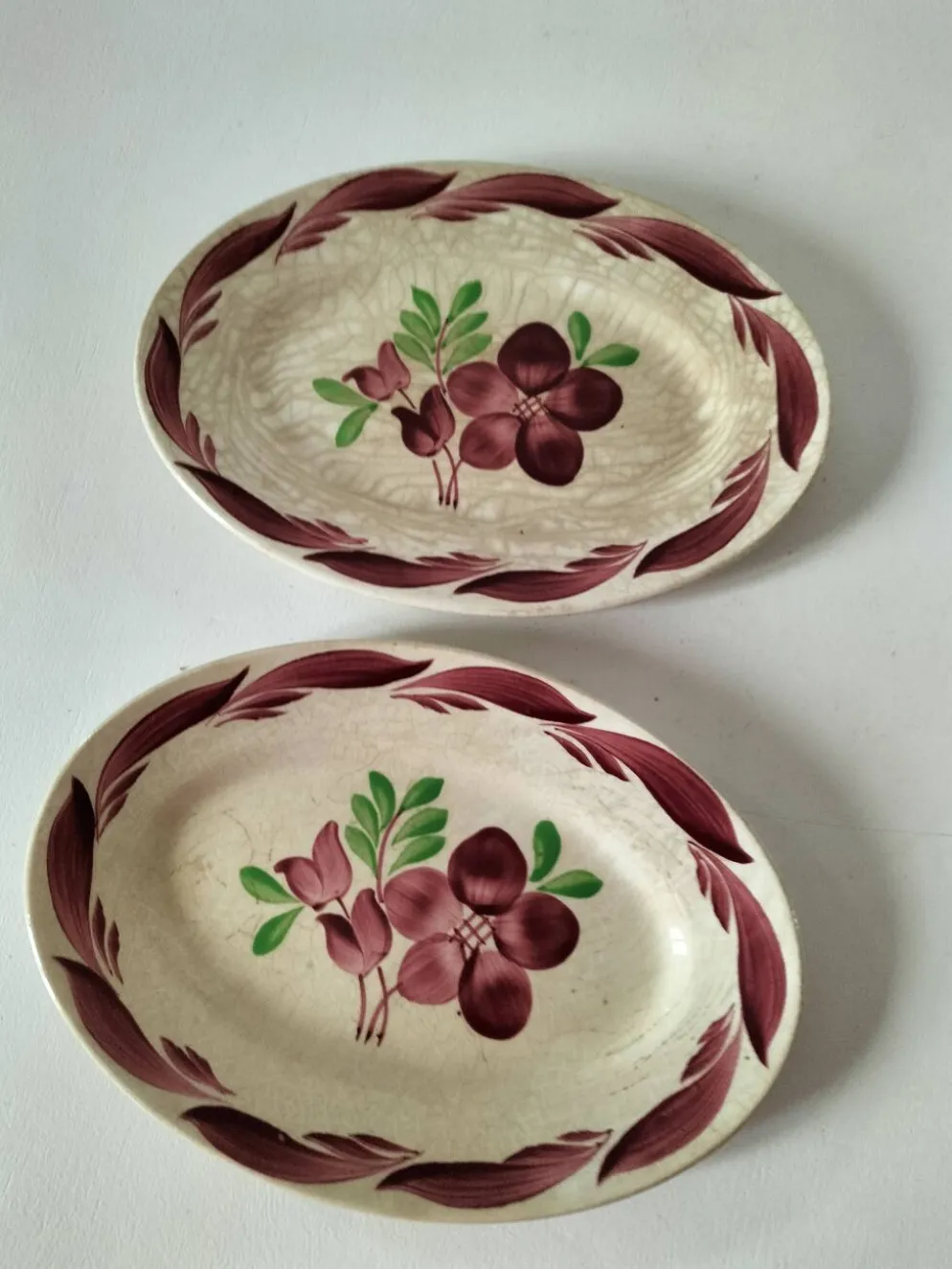 Duo de raviers Gien modèle Barbizon, décor floral peint main, années 30-40