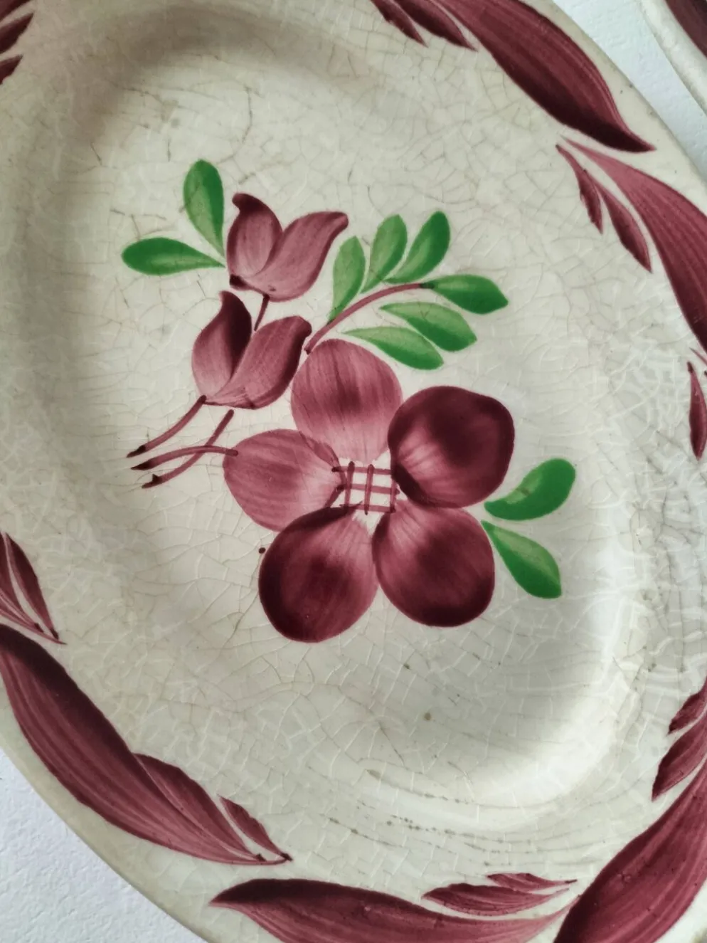 Duo de raviers Gien modèle Barbizon, décor floral peint main, années 30-40