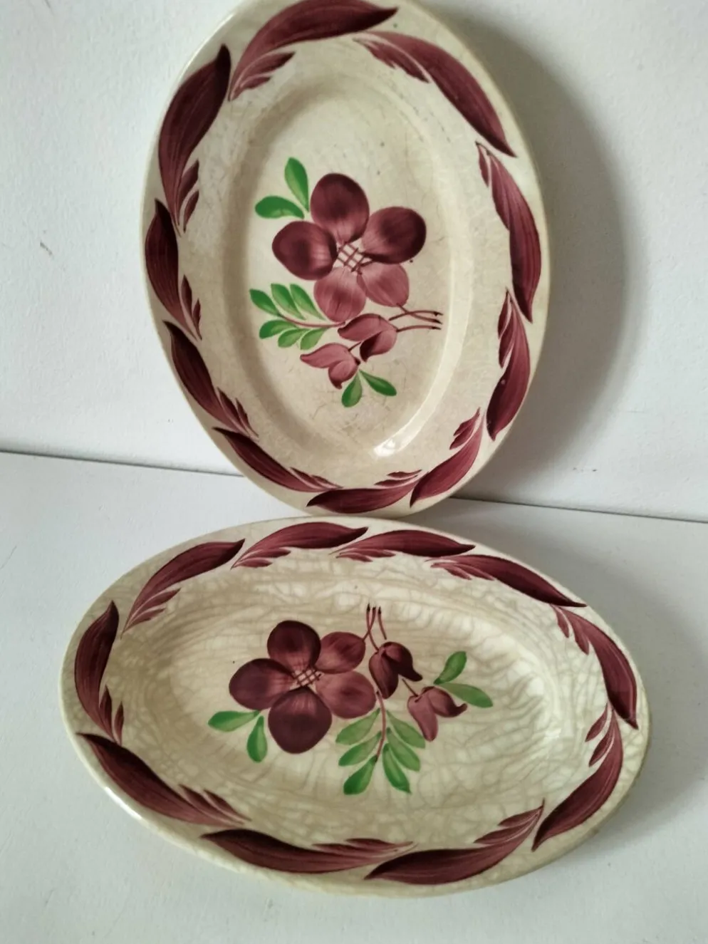 Duo de raviers Gien modèle Barbizon, décor floral peint main, années 30-40