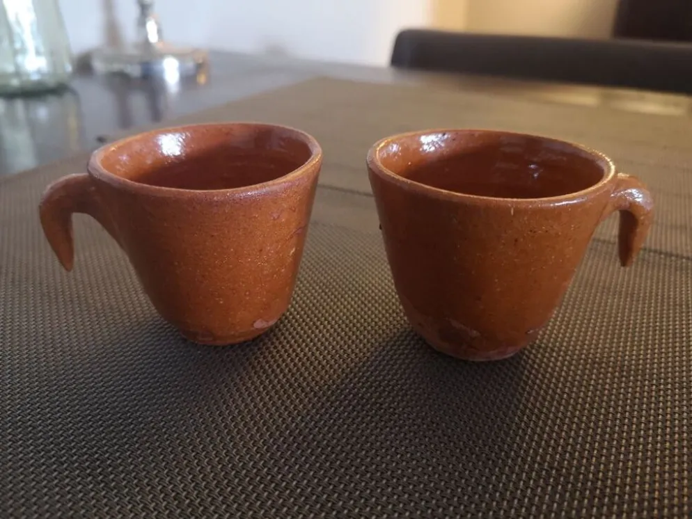 Duo de tasses de potier vernissées