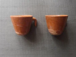 Duo de tasses de potier vernissées