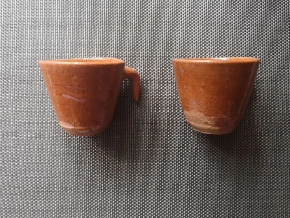 Duo de tasses de potier vernissées