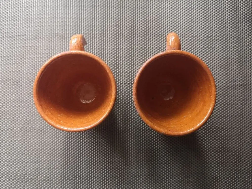 Duo de tasses de potier vernissées