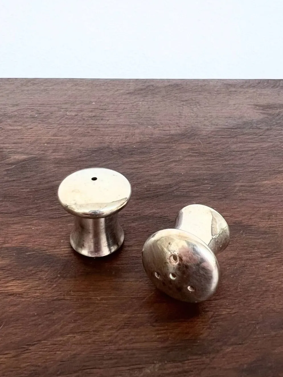 Duo salière et poivrier en forme de champignon en métal argenté
