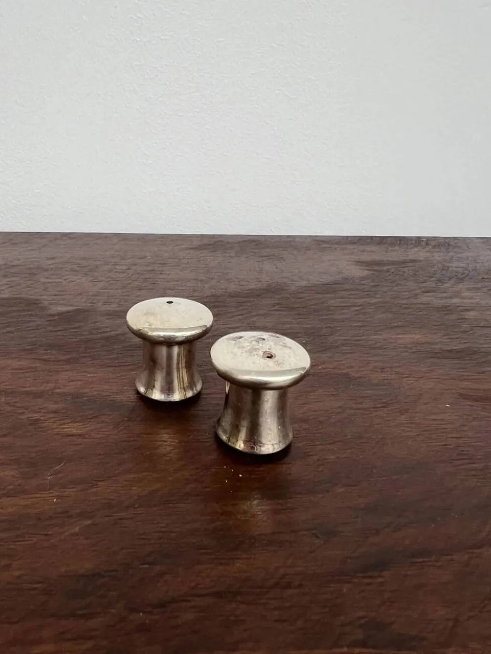 Duo salière et poivrier en forme de champignon en métal argenté