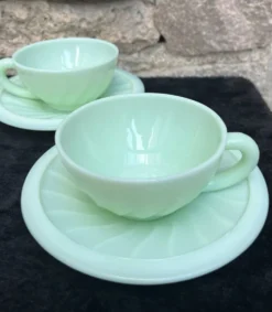 Duo tasse et sous tasse opaline verte