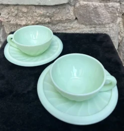 Duo tasse et sous tasse opaline verte