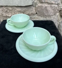 Duo tasse et sous tasse opaline verte