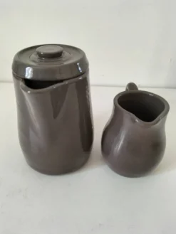 Duo verseuse et pot à lait en grès brun – céramique vintage