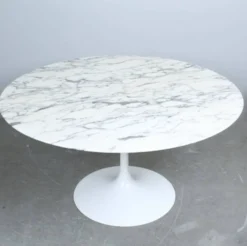 Eero Saarinen (1910-1961) pour Knoll International. Table modèle « Tulip » Arabescato, circa 1990-2000