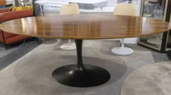 Eero saarinen (1910-1961) pour knoll international. table ovale modèle « tu