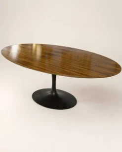 Eero saarinen (1910-1961) pour knoll international. table ovale modèle « tu