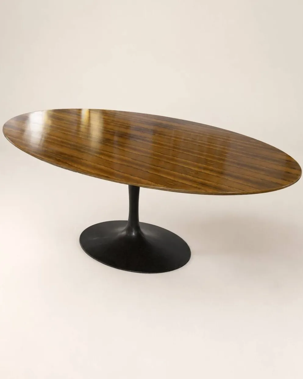 Eero saarinen (1910-1961) pour knoll international. table ovale modèle « tu