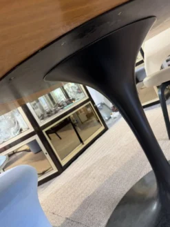 Eero saarinen (1910-1961) pour knoll international. table ovale modèle « tu