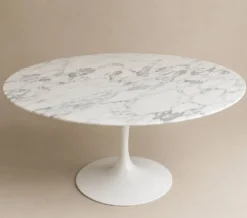 Eero Saarinen pour Knoll. Table ronde Ø 137 cm, marbre Calacatta, 2021