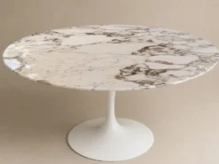 Eero Saarinen pour Knoll. Table ronde Ø 137 cm, marbre Calacatta, 2021