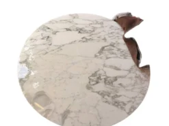 Eero Saarinen pour Knoll. Table ronde Ø 137 cm, marbre Calacatta, 2021