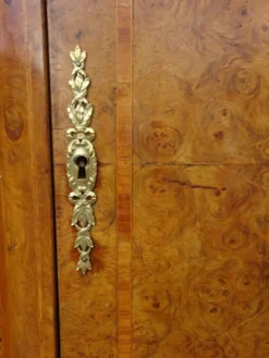Elégant buffet à marqueterie de bois de rose