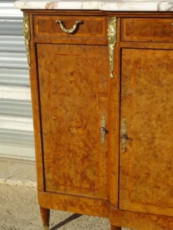 Elégant buffet à marqueterie de bois de rose